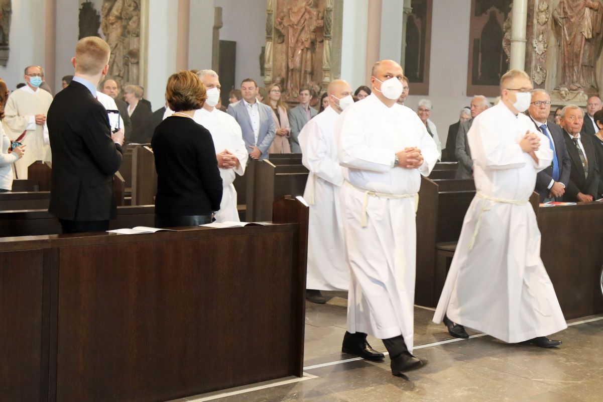 Bei einem Festgottesdienst am Samstag, 25. September, im Kiliansdom hat Weihbischof Ulrich Boom sechs Männer zu Diakonen geweiht.
