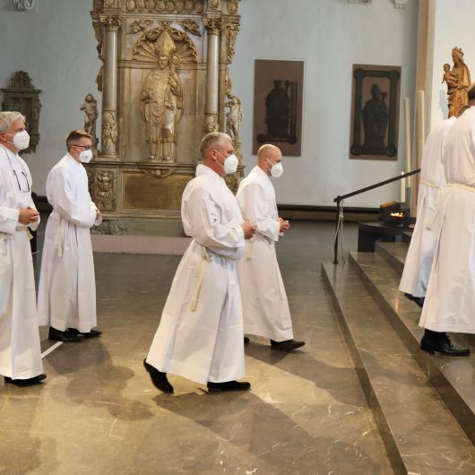 Bei einem Festgottesdienst am Samstag, 25. September, im Kiliansdom hat Weihbischof Ulrich Boom sechs Männer zu Diakonen geweiht.