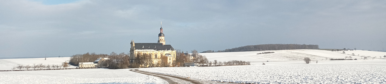 Header Bild der Homepage, dass eine Winterlandschaft mit der Kirche Fährbrück am Horizont zeigt.