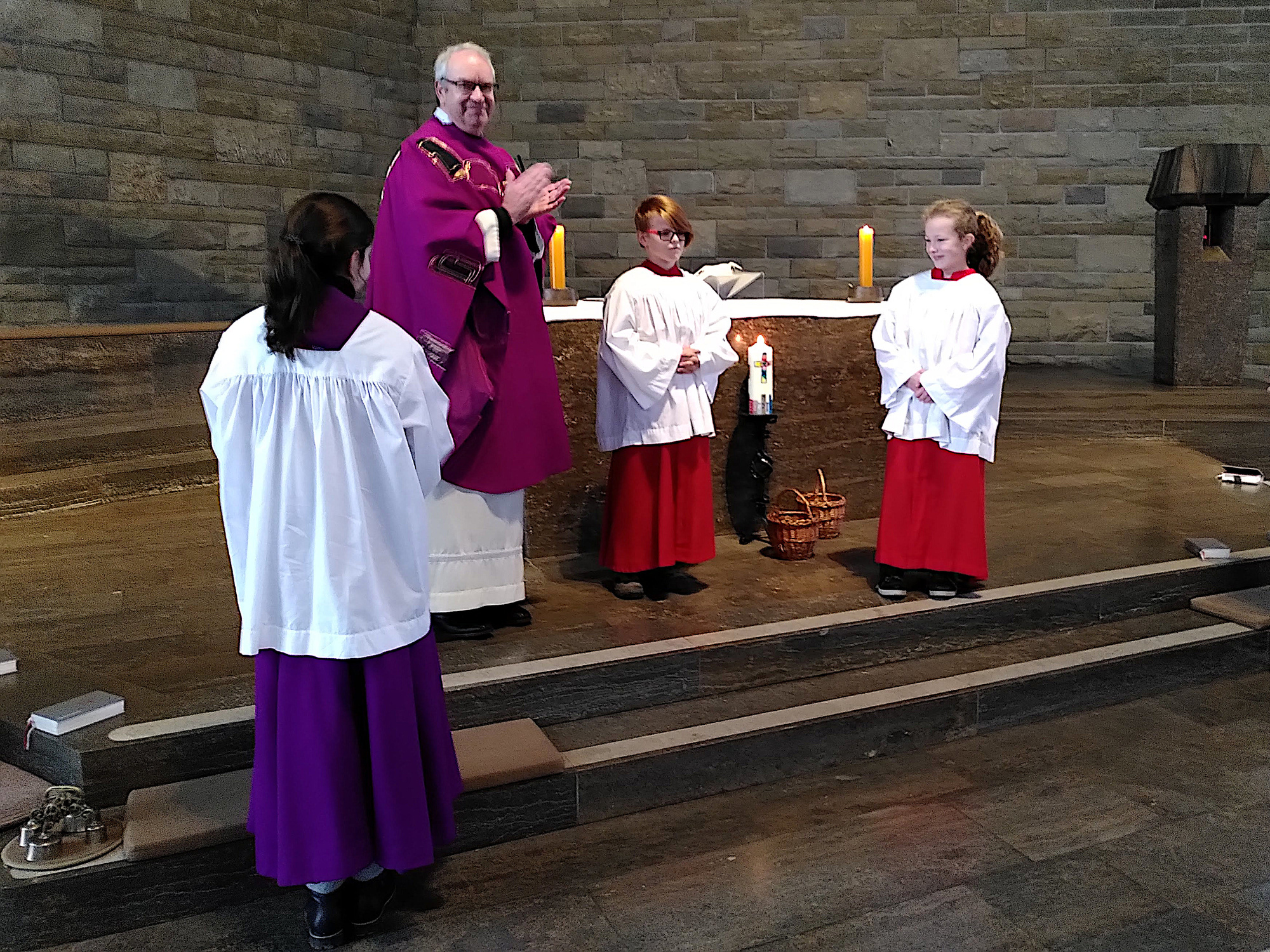 Pfarrer Rügamer mit den neuen Ministrant:innen in Bergtheim