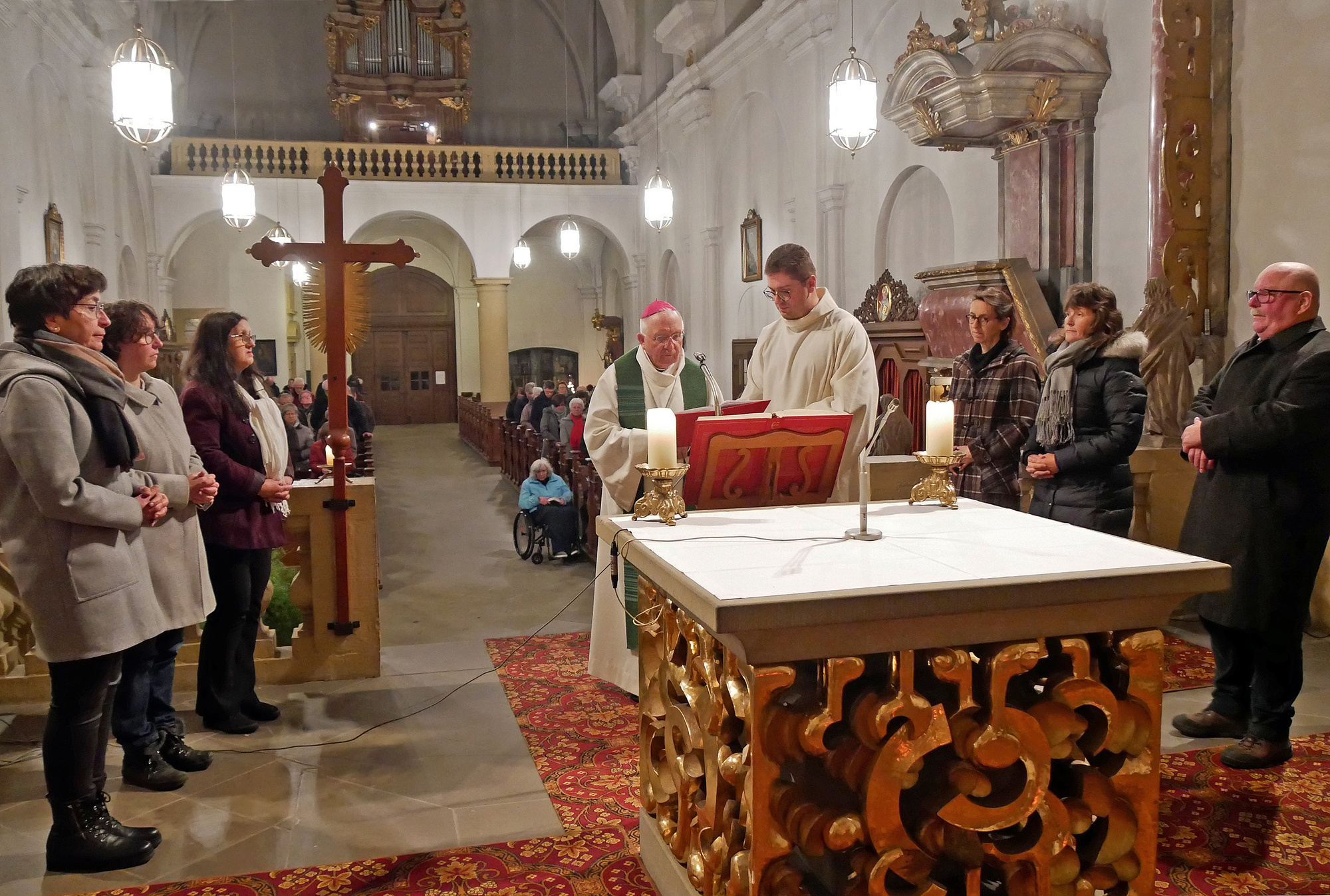 Die neuen Gottesdienstbeauftragten stehen um den Atar in der Wallfahrtskirche Fährbrück