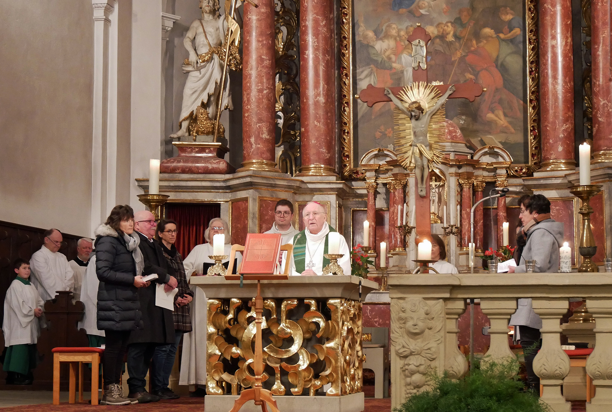 Blick von der Kirche in den Altarraum 