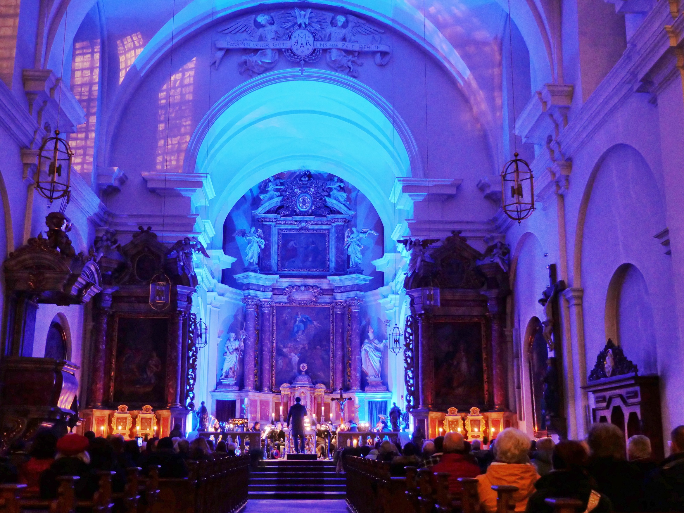 Stimmungsvolles Bild in blauen Farbtönen von der Kirche beim Konzert