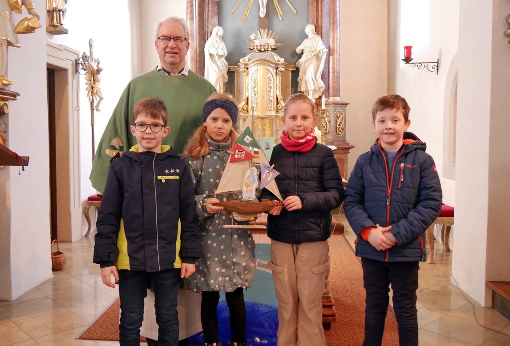 Ein Gruppenbild in der Hausener Kirche. Alle schauen in die Kamera.