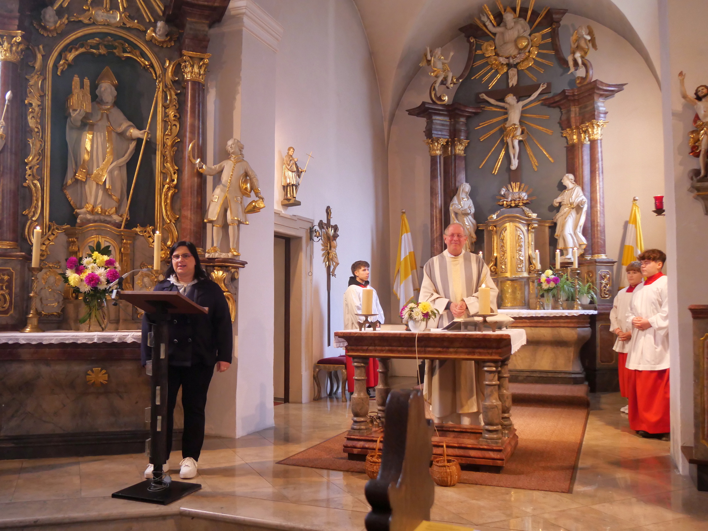 In der Kirche St. Wolfgang in Hausen mit Blick zum Chorraum.