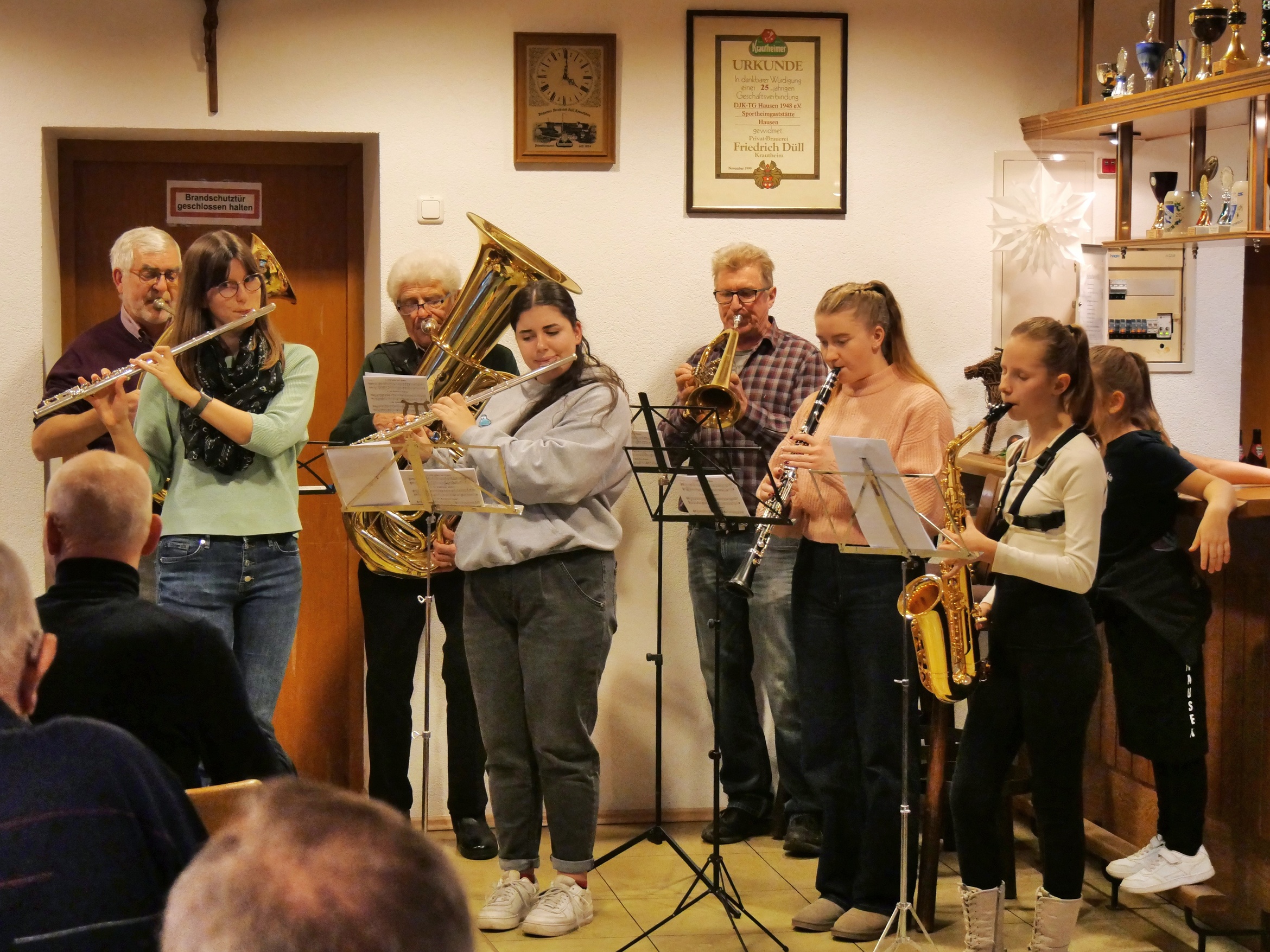 Die kleine Abordnung der Musikkapelle Hausen spielt Weihnachtslieder