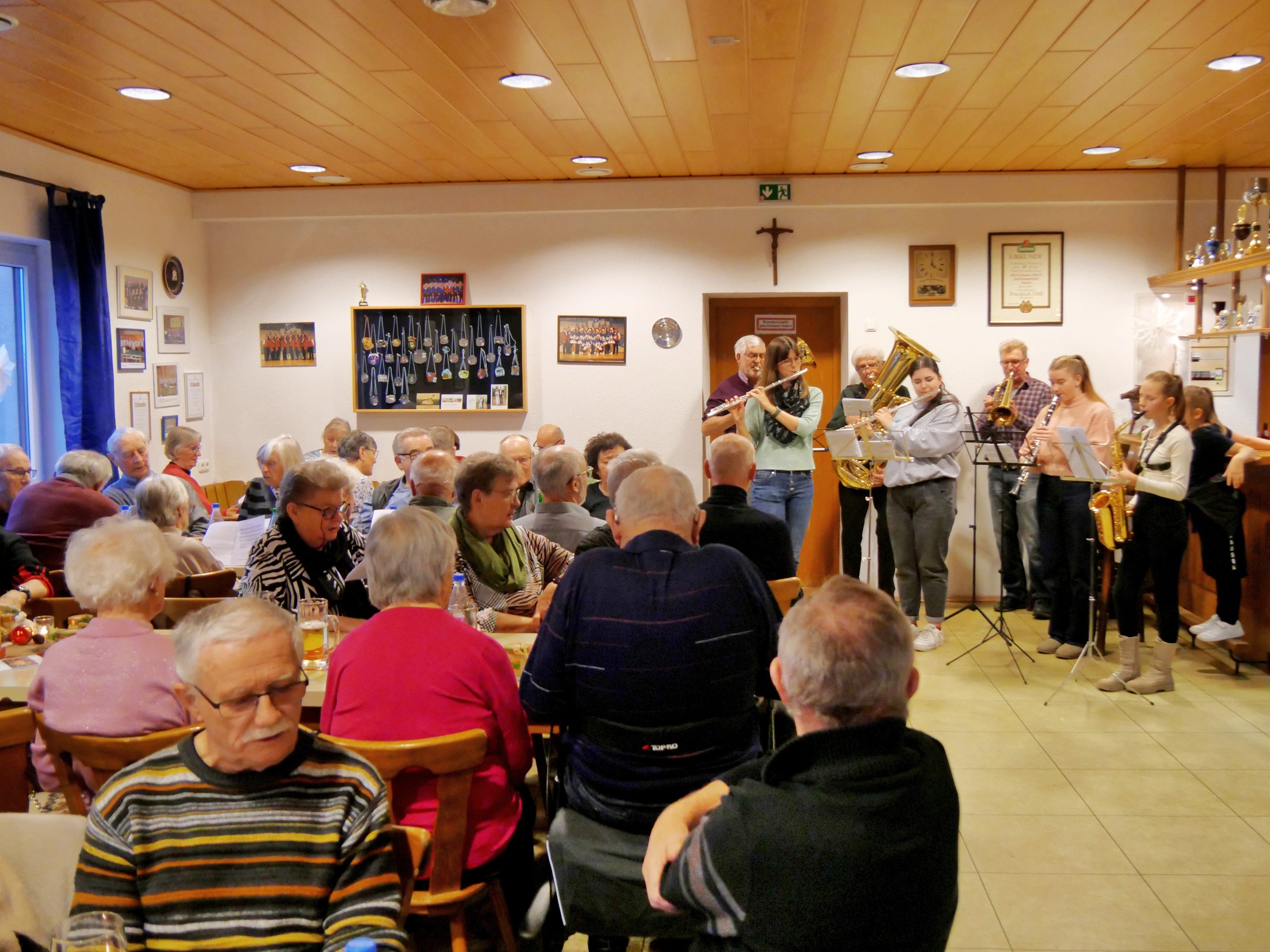 Ein Überblick im Sportheim beim Seniorenadvent