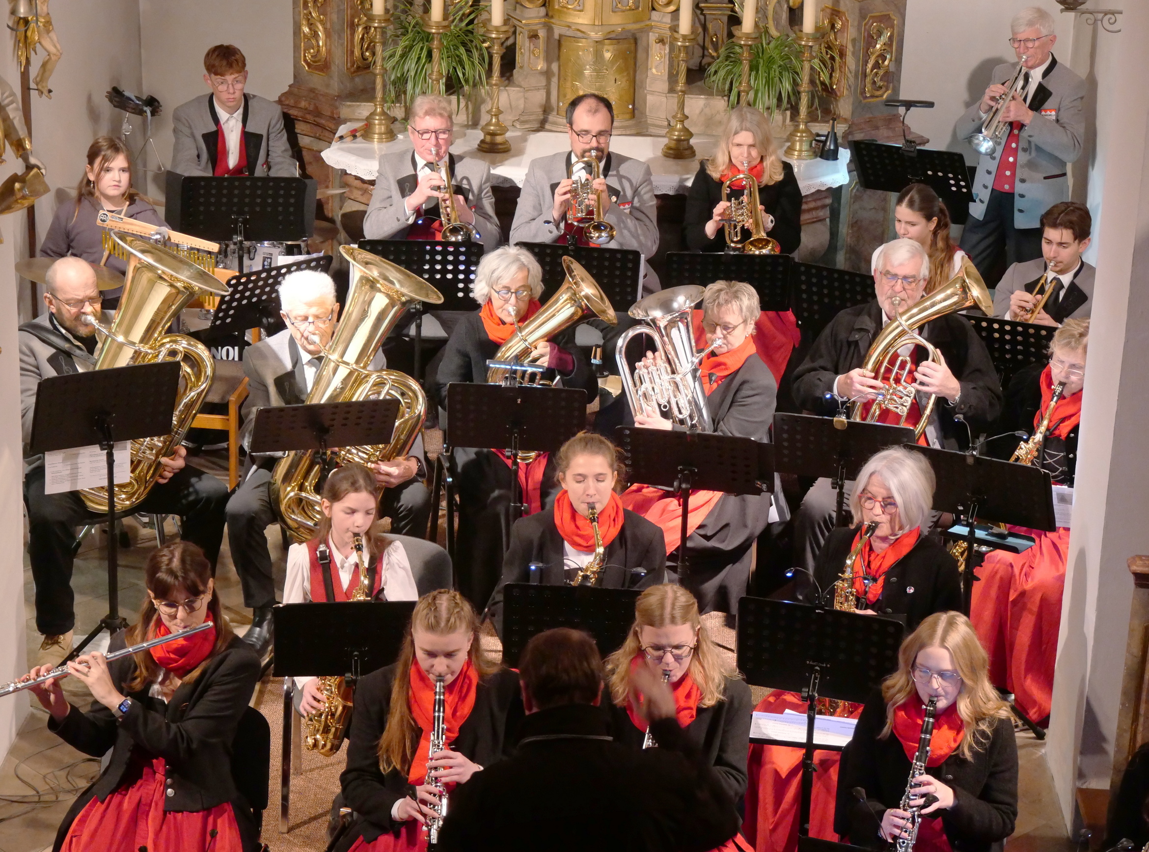 Ein Teil der Musikkapelle beim Spielen in der Kirche