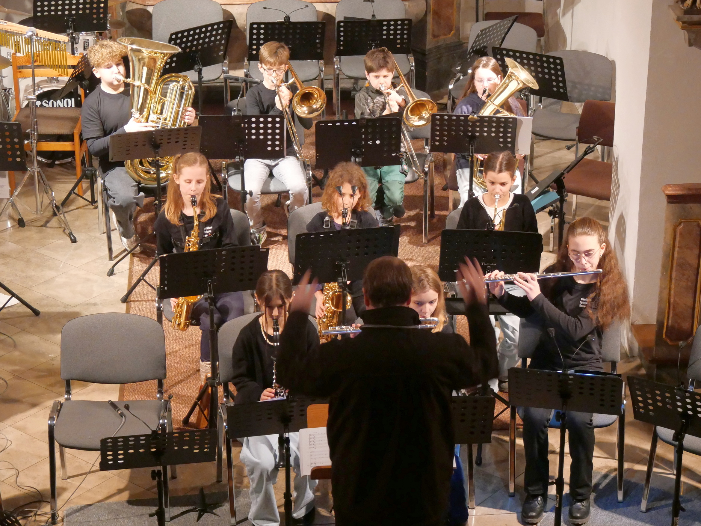 Blick von der Empore auf die kleine Bläserklasse bei ihrem Auftritt.