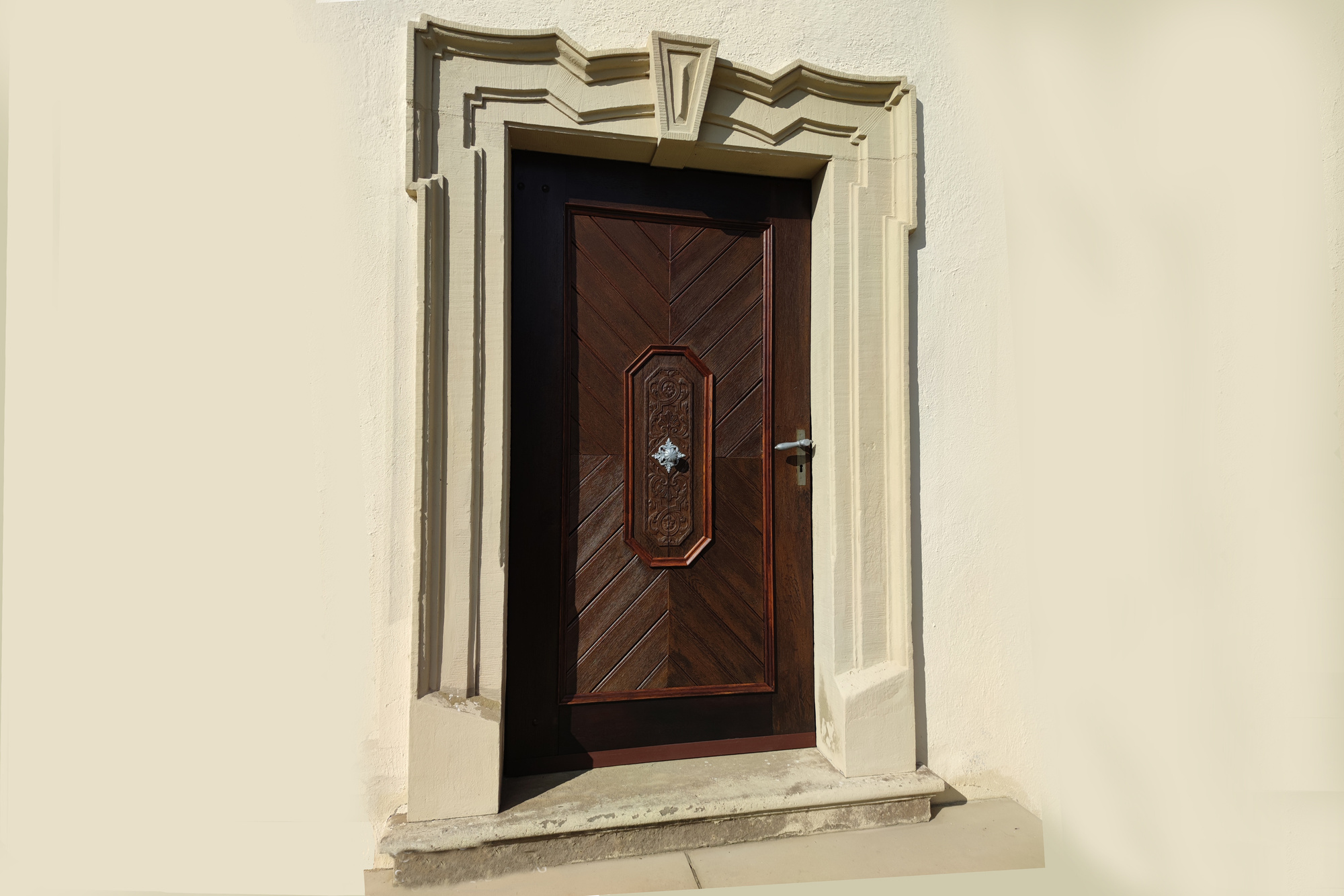 Die renovierte Seitentüre an der Kirche St. Vitus in Hilpertshausen