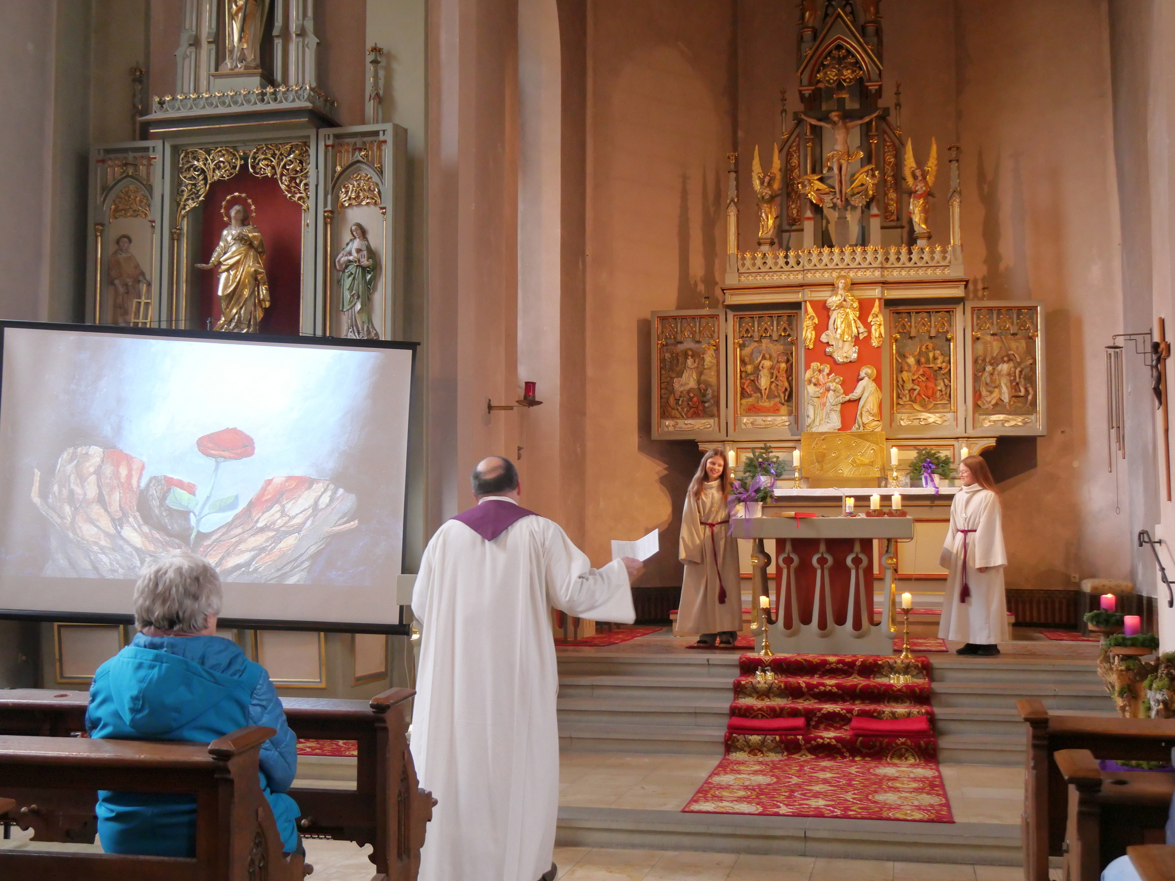 Ein Blick vom Kirchenschiff nach vorne zum Altar.