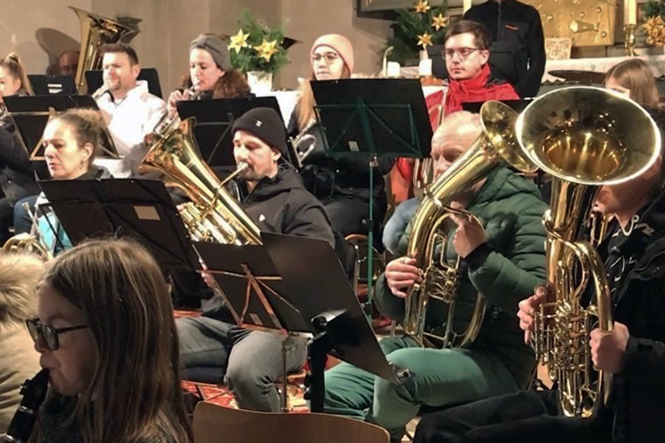 Eine kleine Gruppe an Musizierenden in der Opferbaumer Kirche