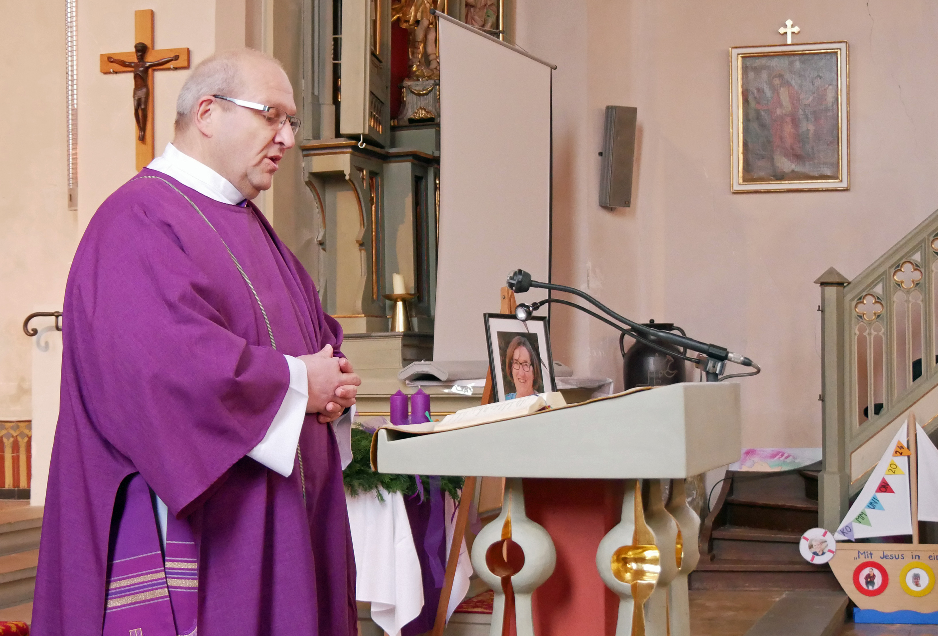 Diakon Uwe Schaub steht am Ambo in der Opferbaumer Kirche