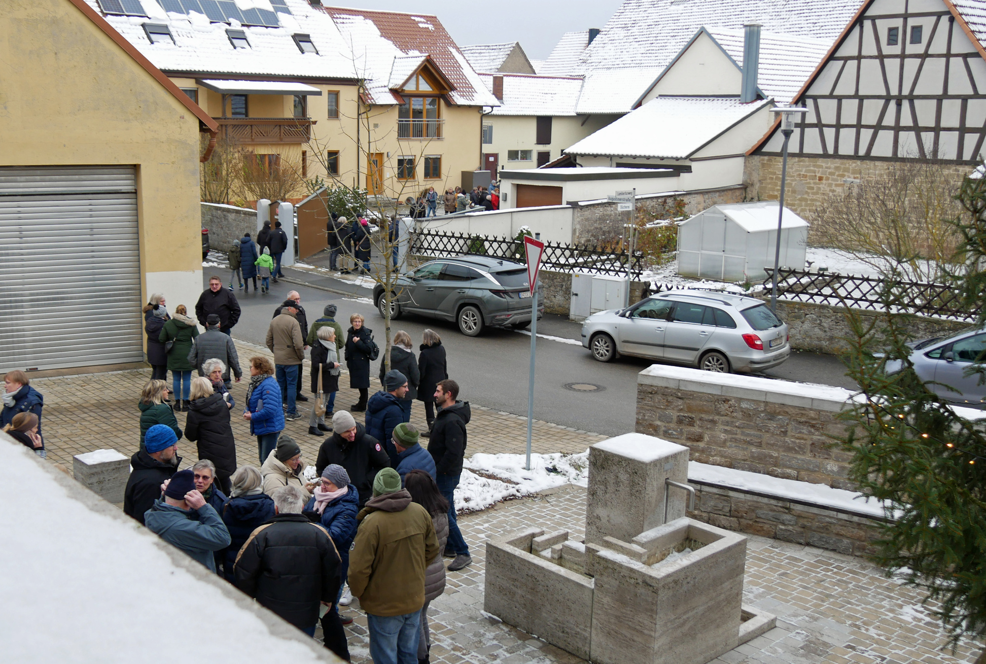Blick von der Kirchentreppe herunter in den Hof der Familie Sauer