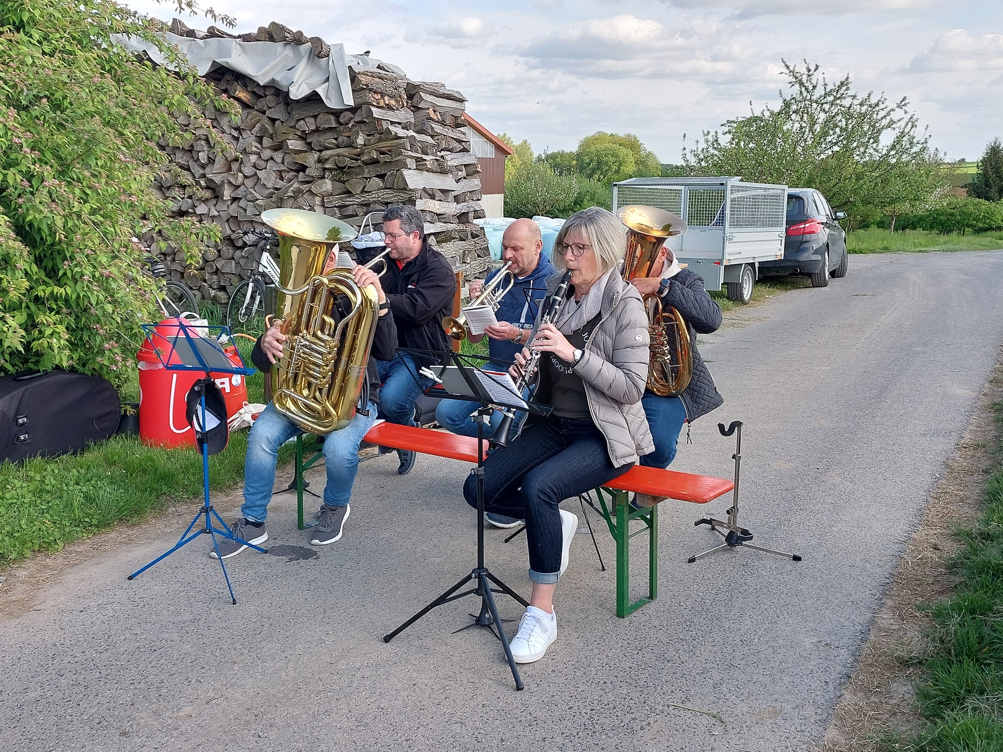 Die Püssensheimer Blaskapelle begleitet den Gottesdienst musikalisch.