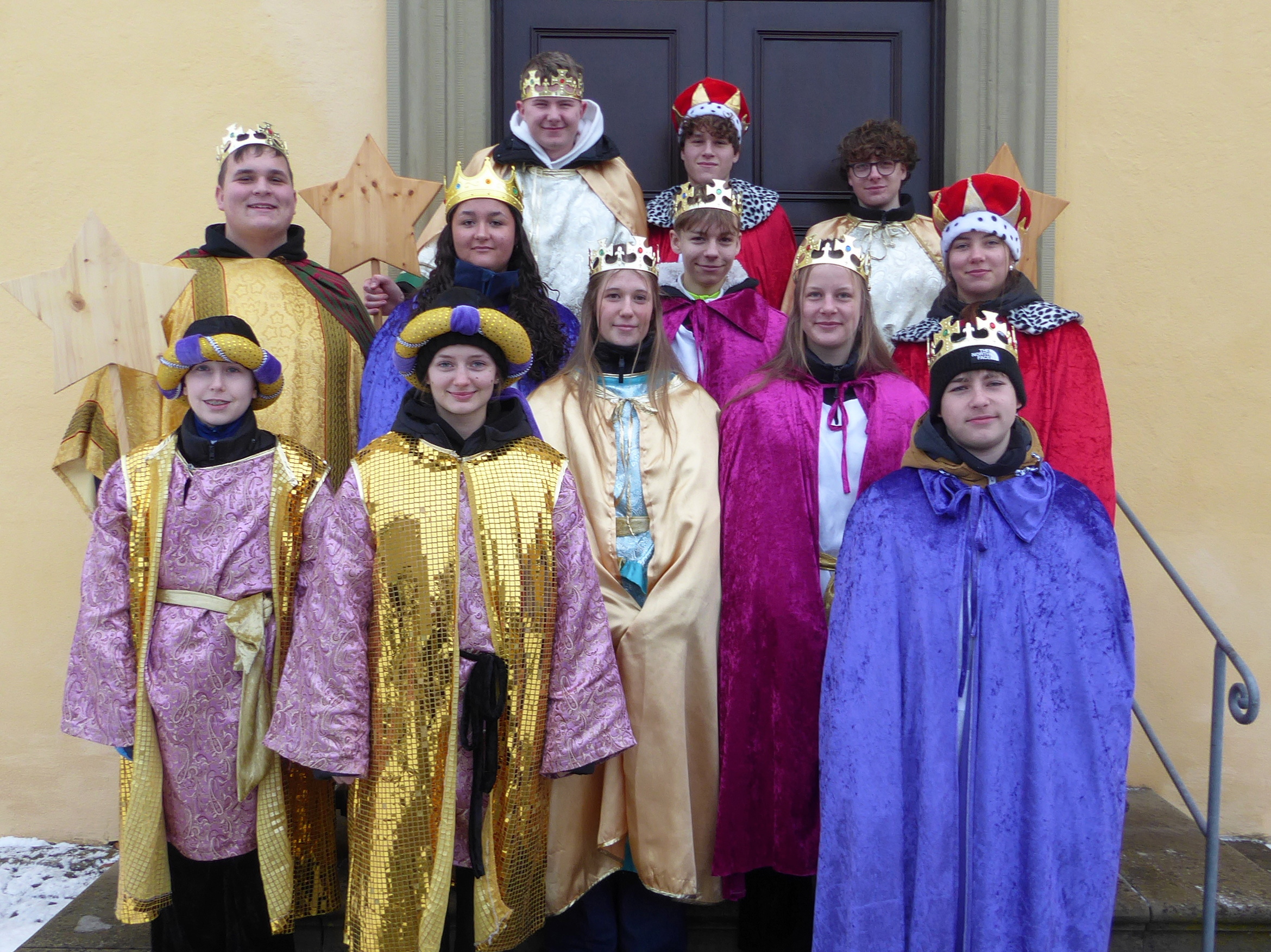 Das ist ein Gruppenbild auf der Kirchentreppe