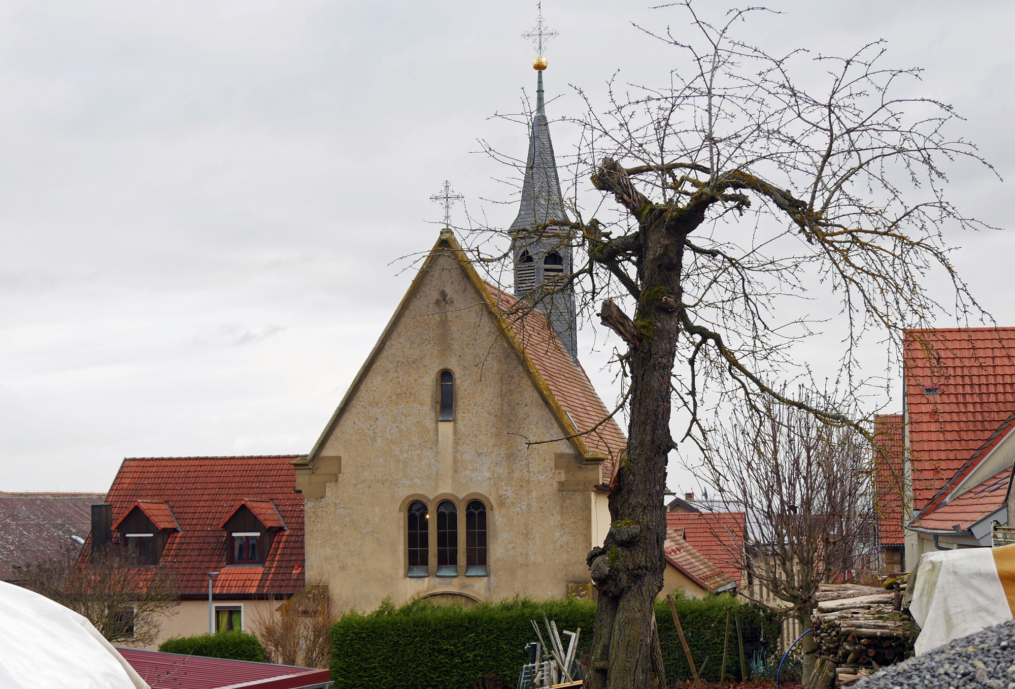 Die Kirche St. Nikolaus von außen von der Rückseite