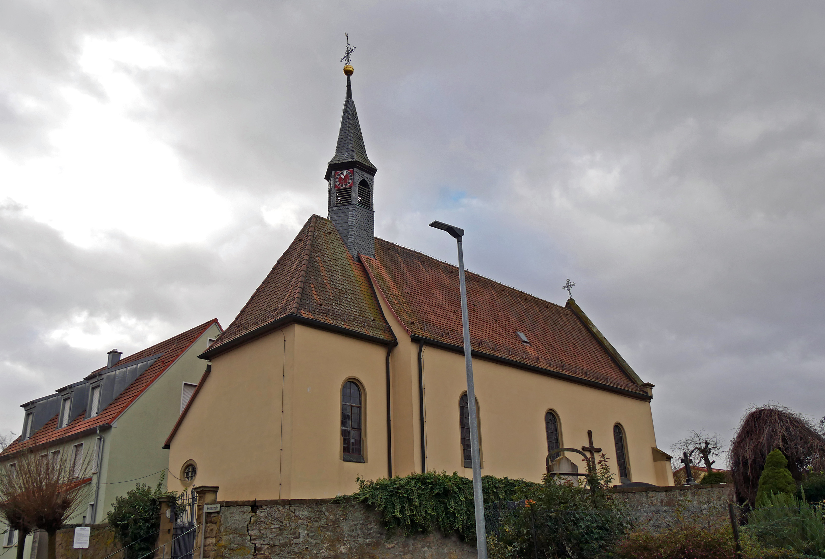 Blick auf die Kirche von außen von der Straßenseite aus