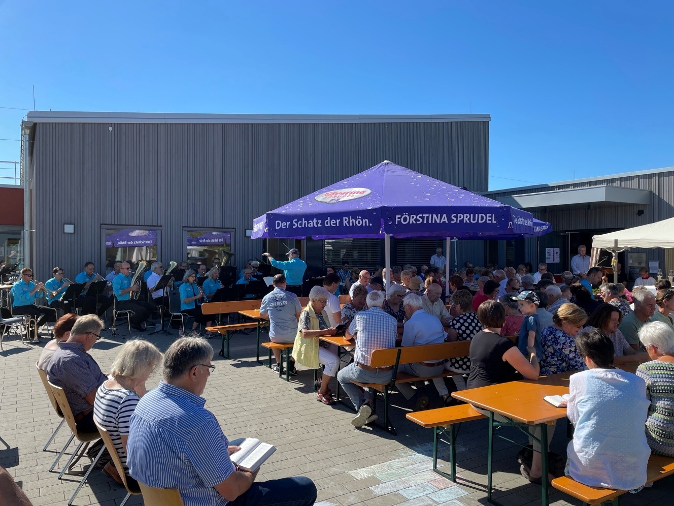 Gottesdienst auf dem Dorfplatz