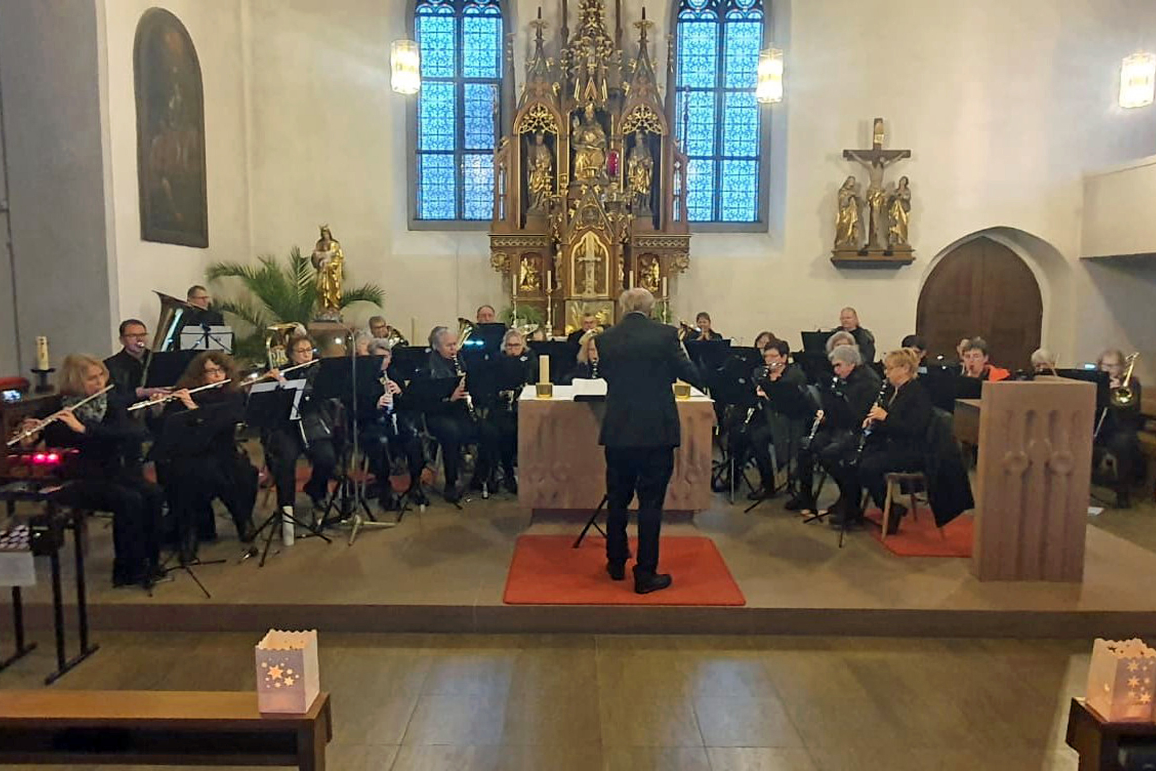 Die Kapelle spielt im Chorraum der Kirche in Burggrumbach.