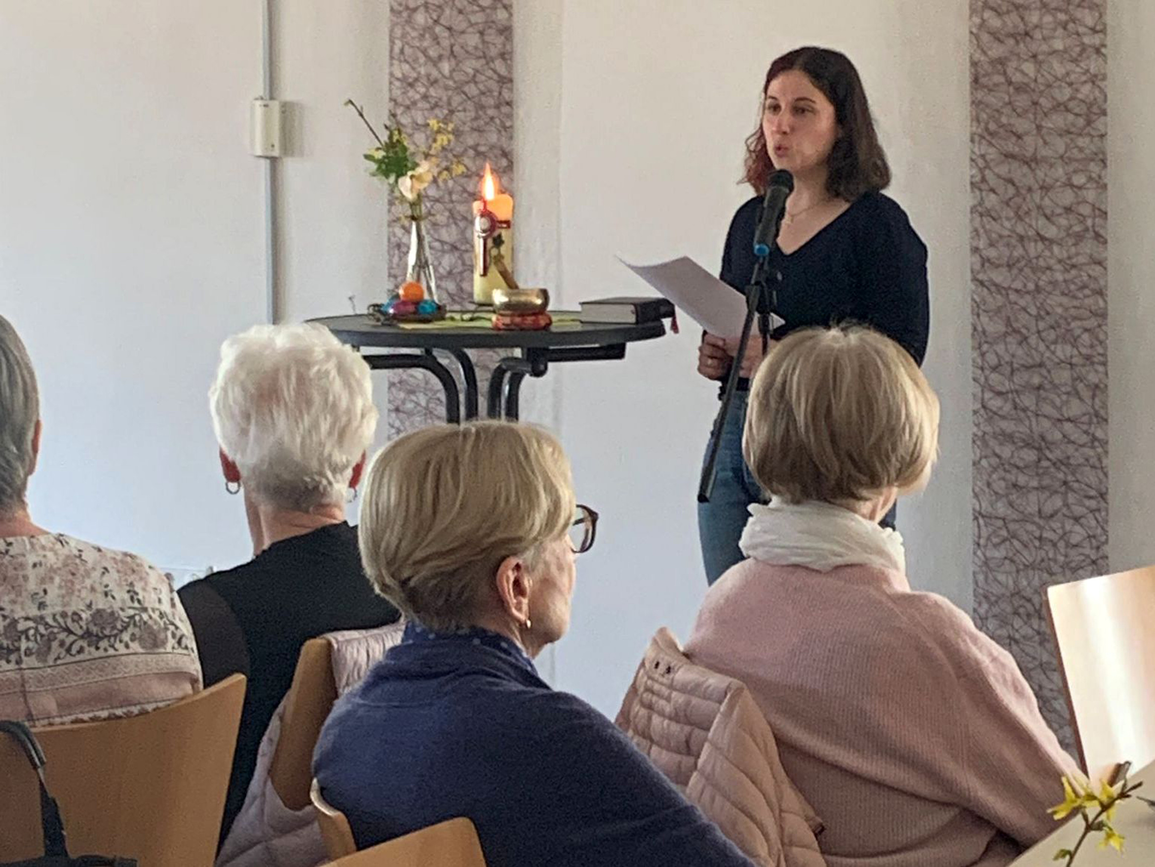 Frau Händel steht an einem Rednerpult. Man sieht dazu ein paar Köpfe von hinten.