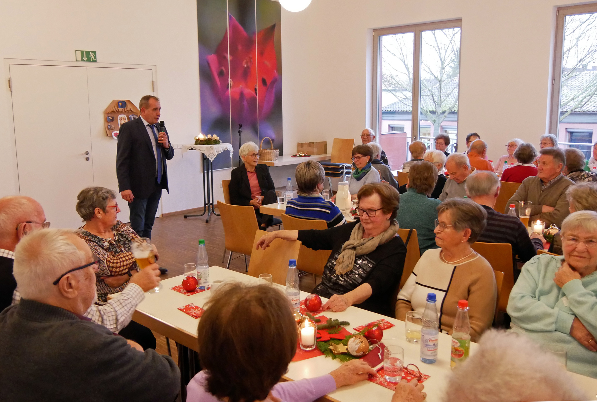 Bürgermeister Fischer hält vor den Senioren eine Ansprache