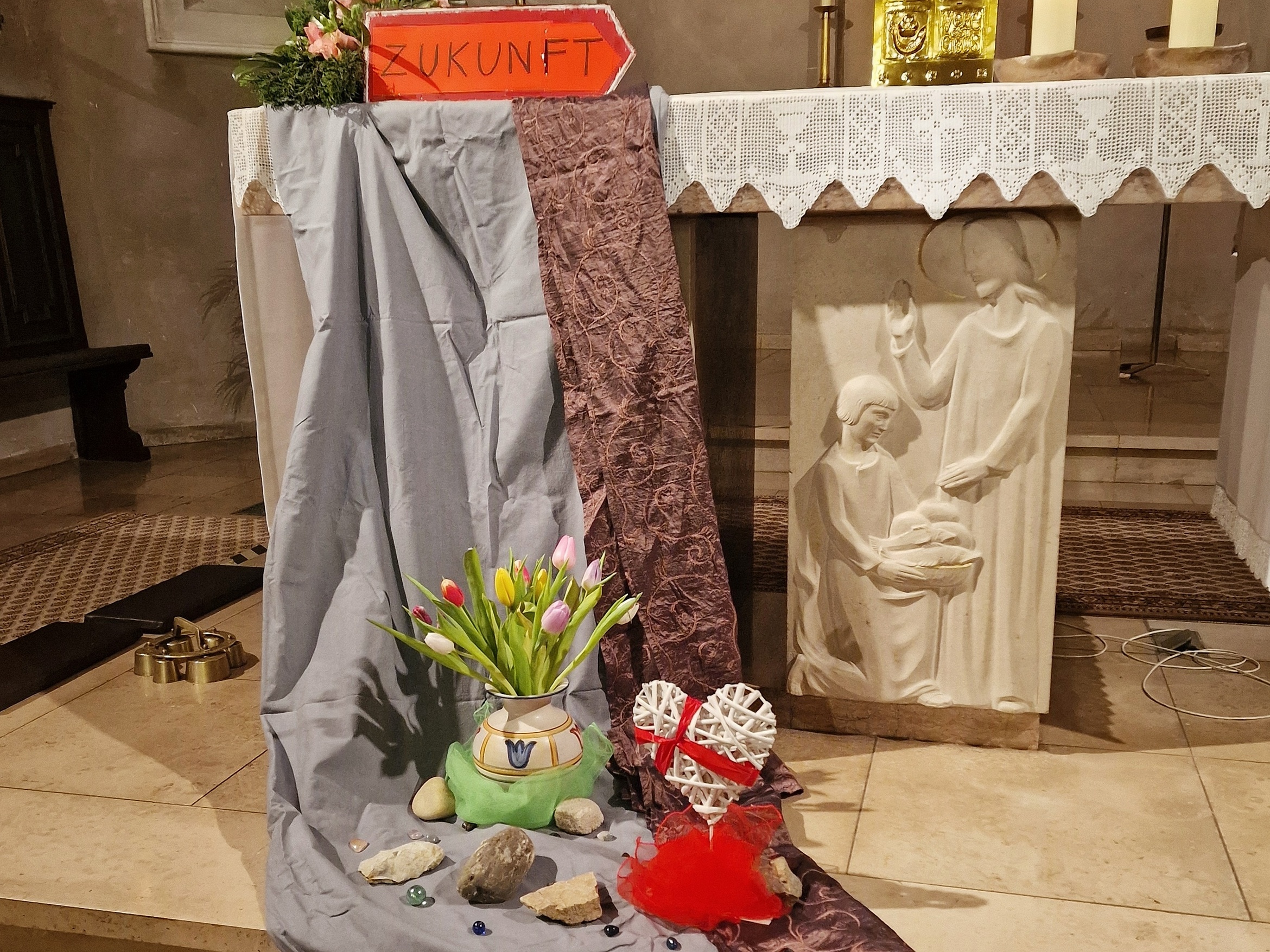 Der Altar ist mit Dekorationsartikeln geschmückt.