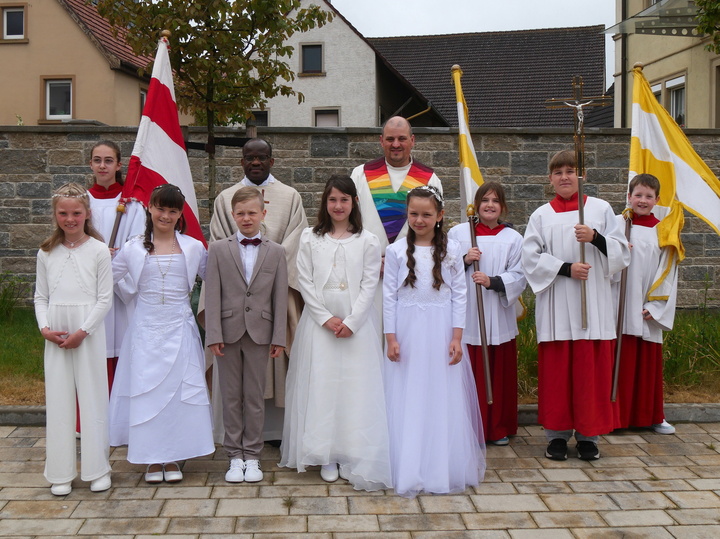 Gruppenbild mit dem Kommunionkindern im Rathaushof.