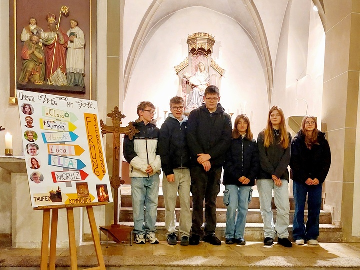 In der Püssensheimer Kirche stehen sechs Jugendliche nebeneinander und schauen in die Kamera.