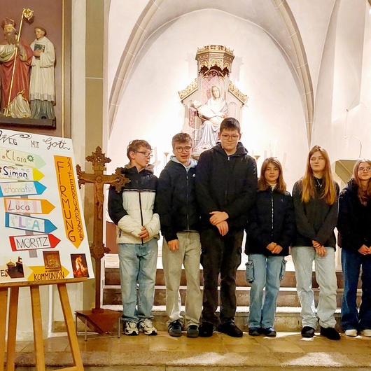 In der Püssensheimer Kirche stehen sechs Jugendliche nebeneinander und schauen in die Kamera.
