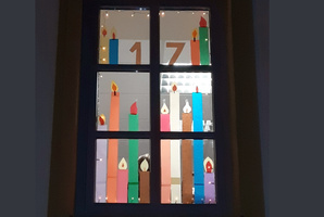 Ein geschmücktes Fenster im Licht