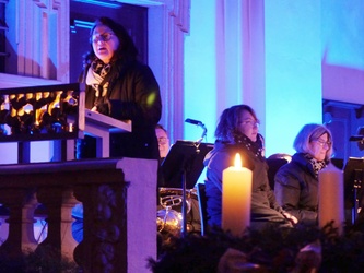 Stimmungsvolles Bild in blauen Farbtönen von der Kirche beim Konzert