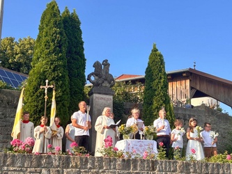 Blick von unten auf das Plateau mit einem Fronleichnamsaltar