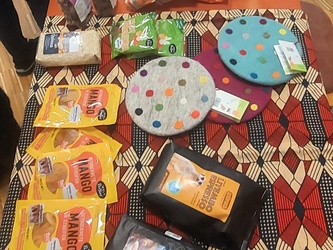 Auf einem Tisch liegen verschiedene Artikel aus dem Eine-Welt-Laden