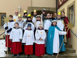 Ein Gruppenfoto mit allen Sternsingern aus Dipbach auf einer Treppe.