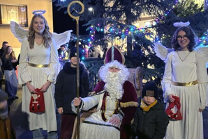 Ein Nikolaus sitzt in der Mitte. Um ihn herum sind Kinder.