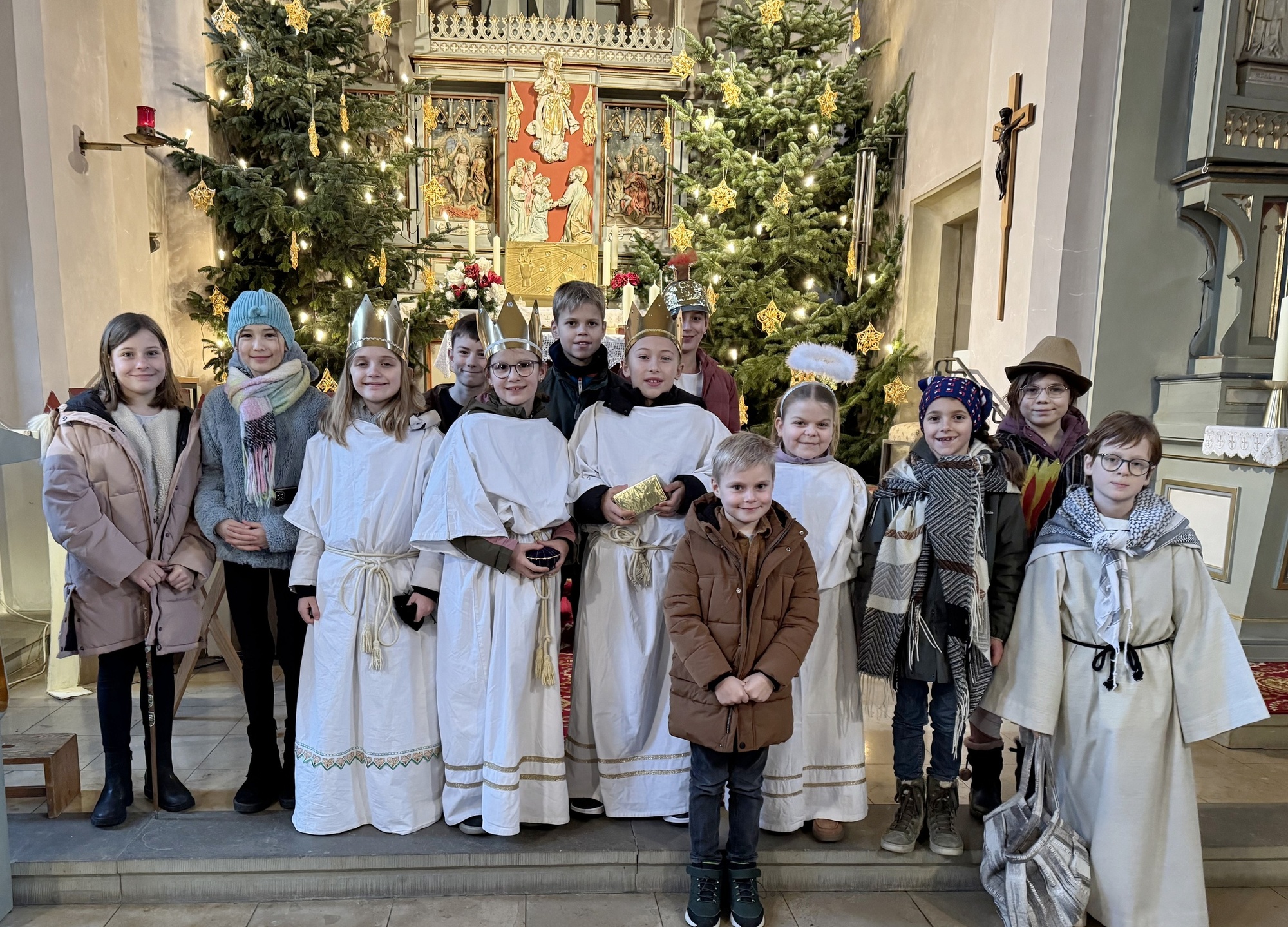 Ein Gruppenbild mit vielen Kindern in der Kirche St. Lambertus in Opferbaum.