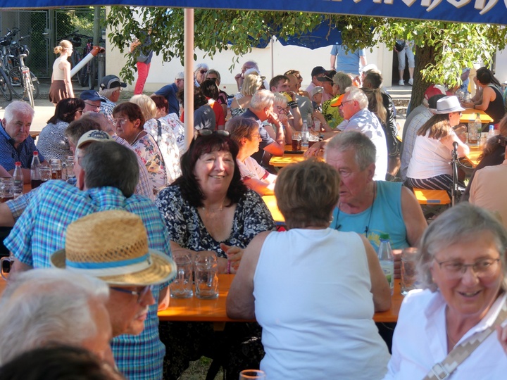 Ein Tisch mit Gästen des Gregoriusfestes