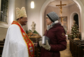 Eine Kirchenbesucherin wünscht Bischof James alles Gute.