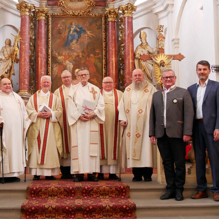 Neun Männer stehen im Altarraum