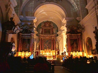 Blick von hinten vom Kirchenschiff zum Altarraum.