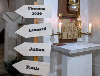 Aus Holz wurden Wegweiser mit den Namen der Firmlinge gefertigt.