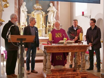 Vier Männer stehen um den Altar. In der Mitte ist Pater Matthäus.