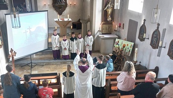Foto von der Empore in den Kirchenraum. Die Minis ziehen zum Gottesdienst ein.