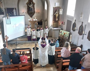 Foto von der Empore in den Kirchenraum. Die Minis ziehen zum Gottesdienst ein.