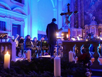 Stimmungsvolles Bild in blauen Farbtönen von der Kirche beim Konzert