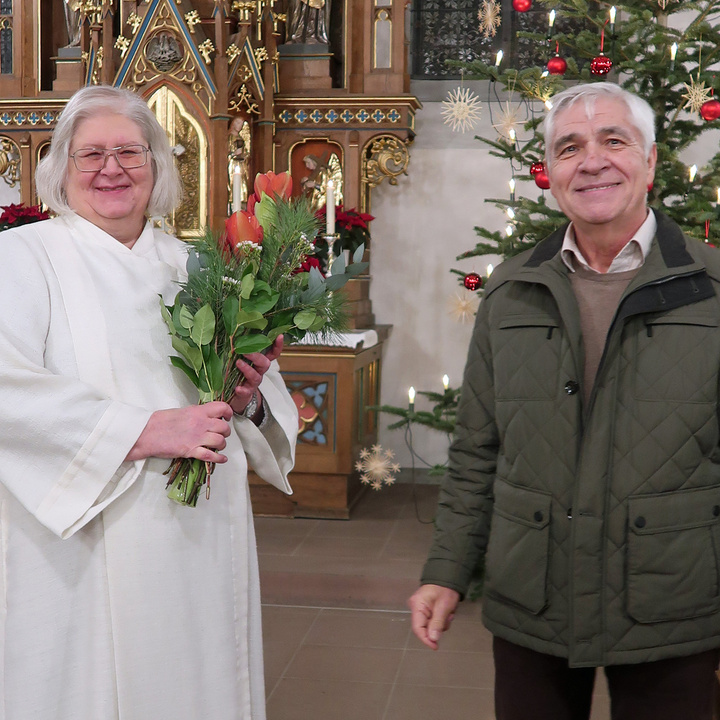 Die Pastoralreferentin und der Pfarrgemeinderatsvorsitzende schauen in die Kamera