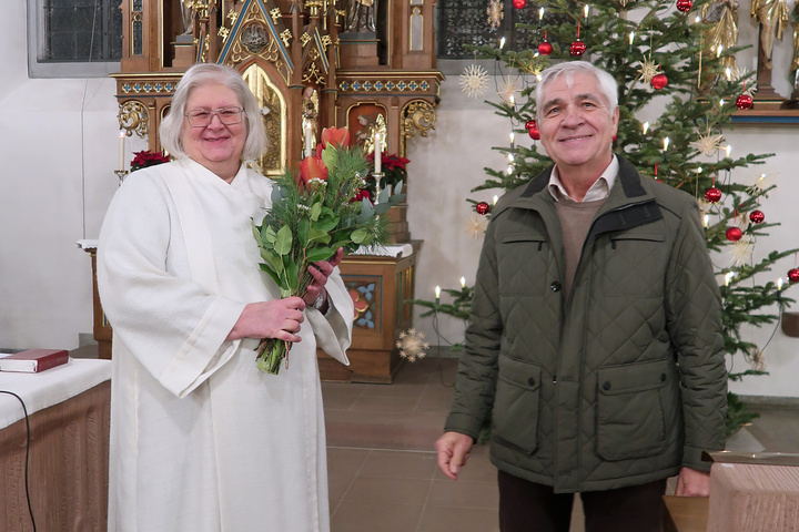 Die Pastoralreferentin und der Pfarrgemeinderatsvorsitzende schauen in die Kamera
