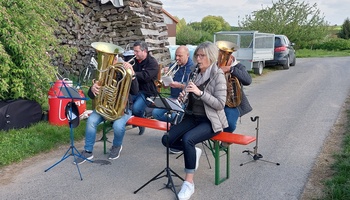 Die Püssensheimer Blaskapelle begleitet den Gottesdienst musikalisch.