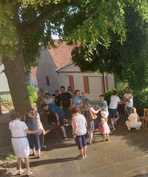 Begegnung von Menschen unter der Dorflinde.